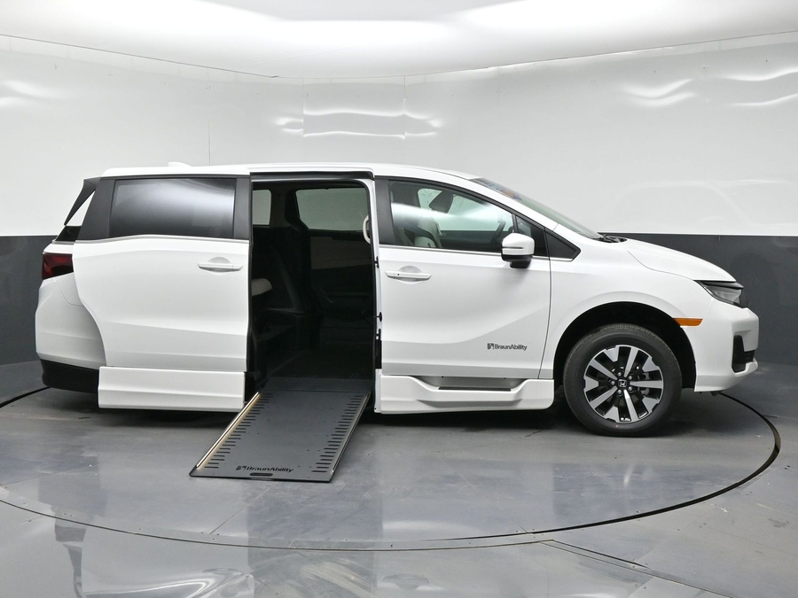 White Honda Odyssey image number 5