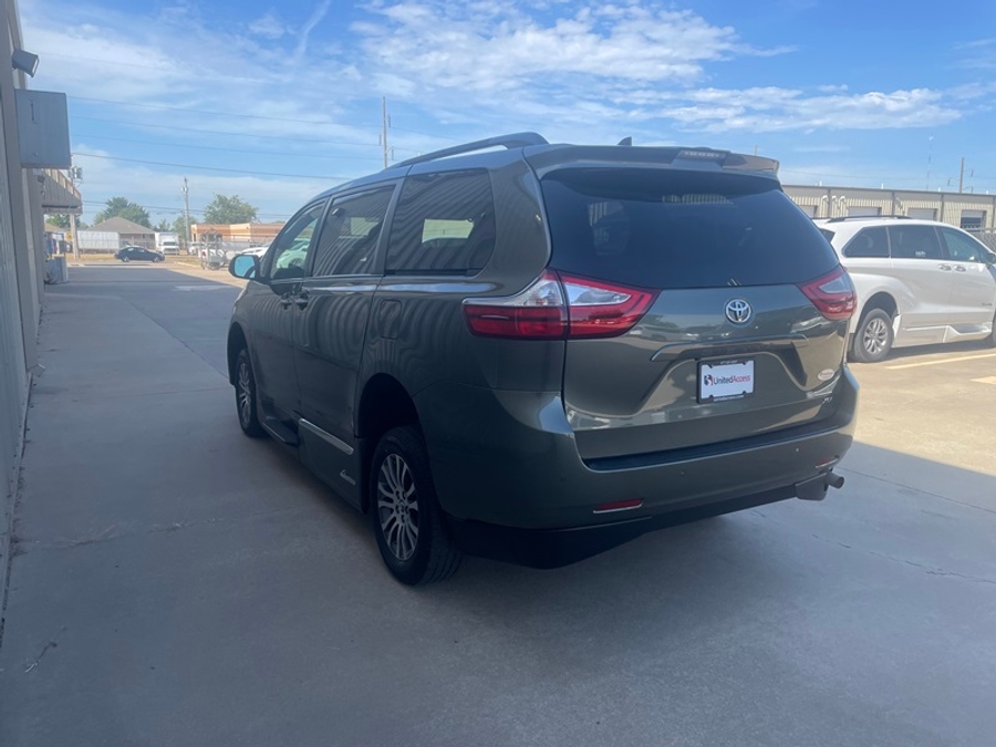 Used 2018 Toyota Sienna XLE - VMI Side Entry In Floor Automatic Ramp
