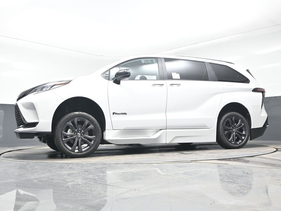 New 2025 Toyota Sienna Hybrid XSE Sport - BraunAbility Side Entry Entry Fold Out Automatic Ramp