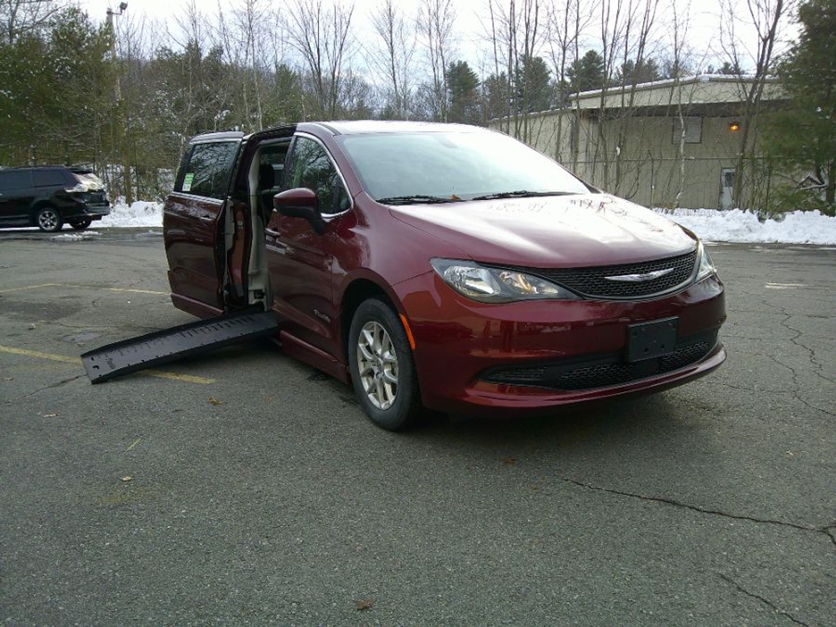 Used 2022 Chrysler Voyager LX's photo