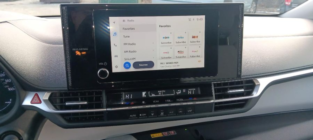 Red Toyota Sienna image number 15