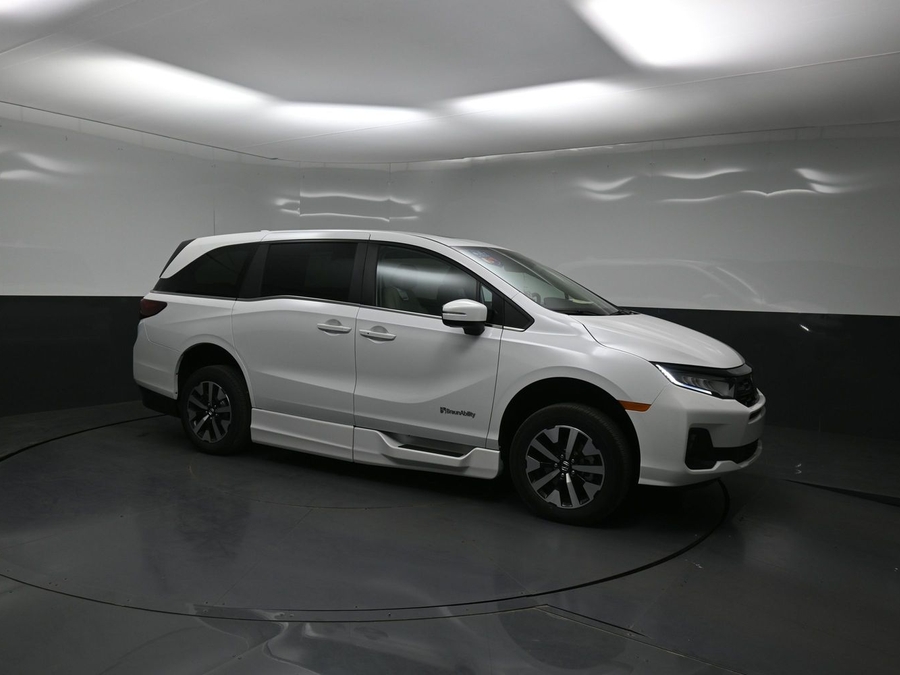 White Honda Odyssey image number 10