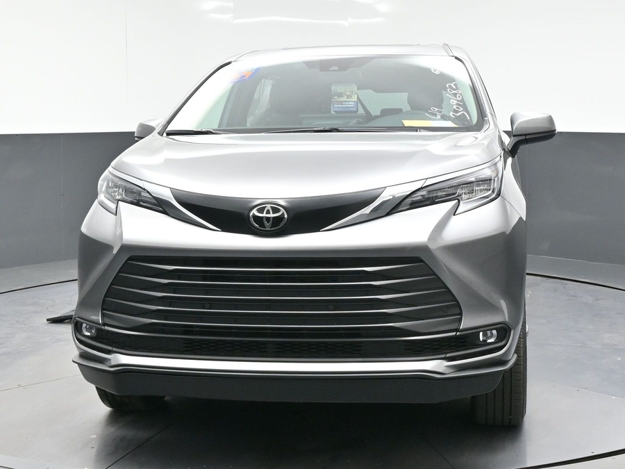Grey Toyota Sienna image number 1