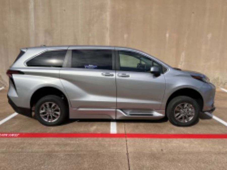 Used 2024 Toyota Sienna Hybrid LE Base - BraunAbility Side Entry Fold Out Automatic Ramp