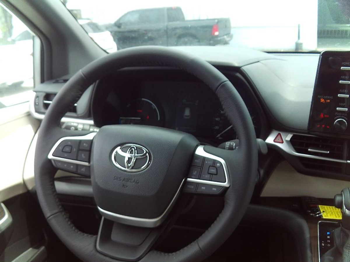 Silver Toyota Sienna image number 9