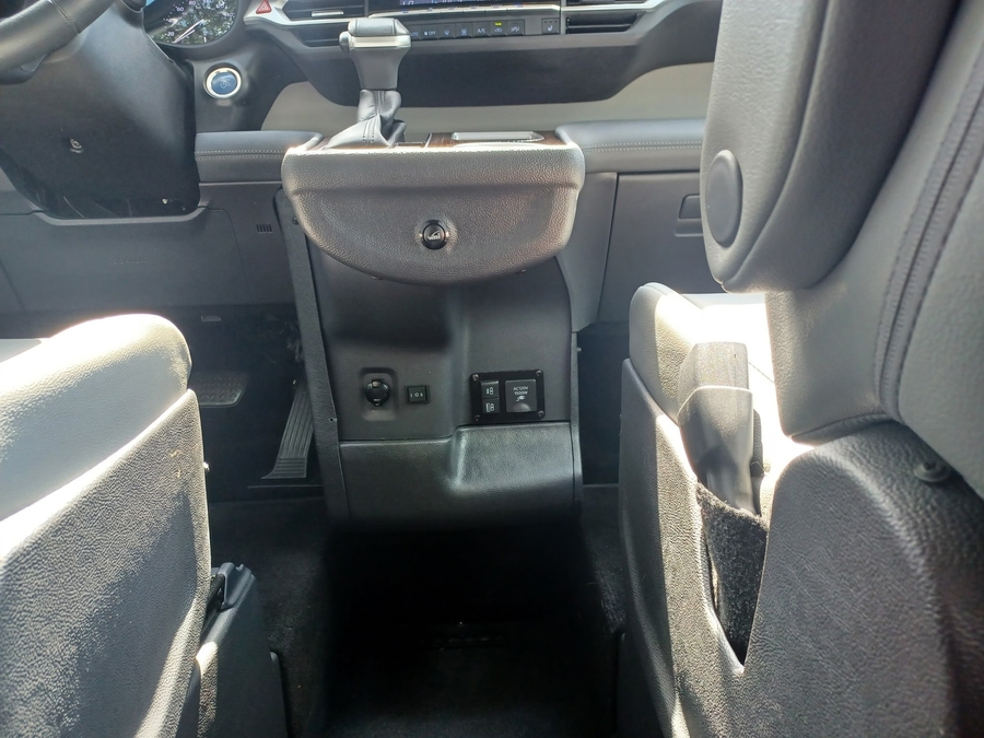 Blue Toyota Sienna image number 13