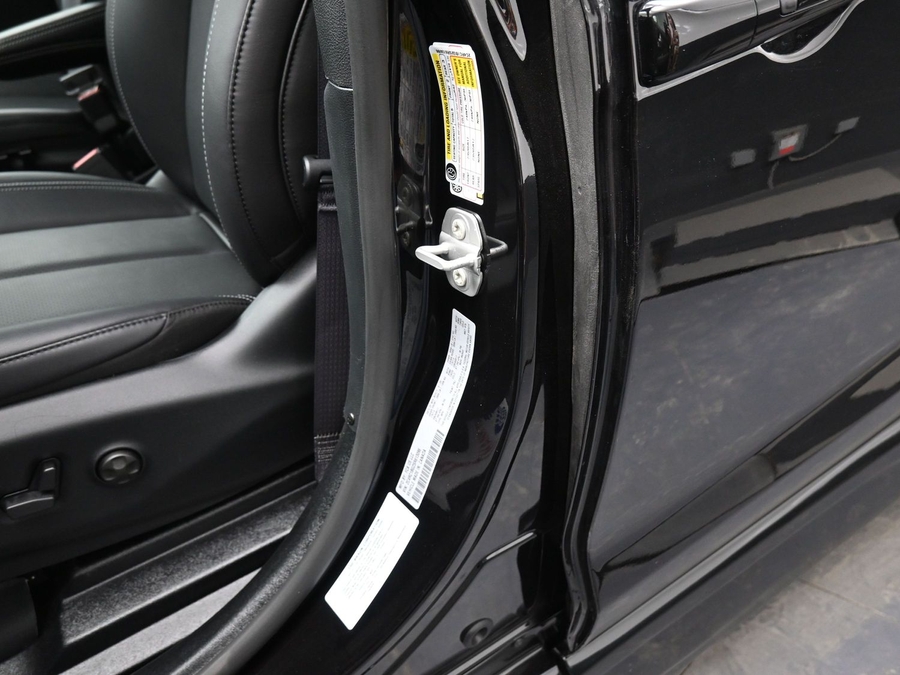 Black Chrysler Pacifica image number 13