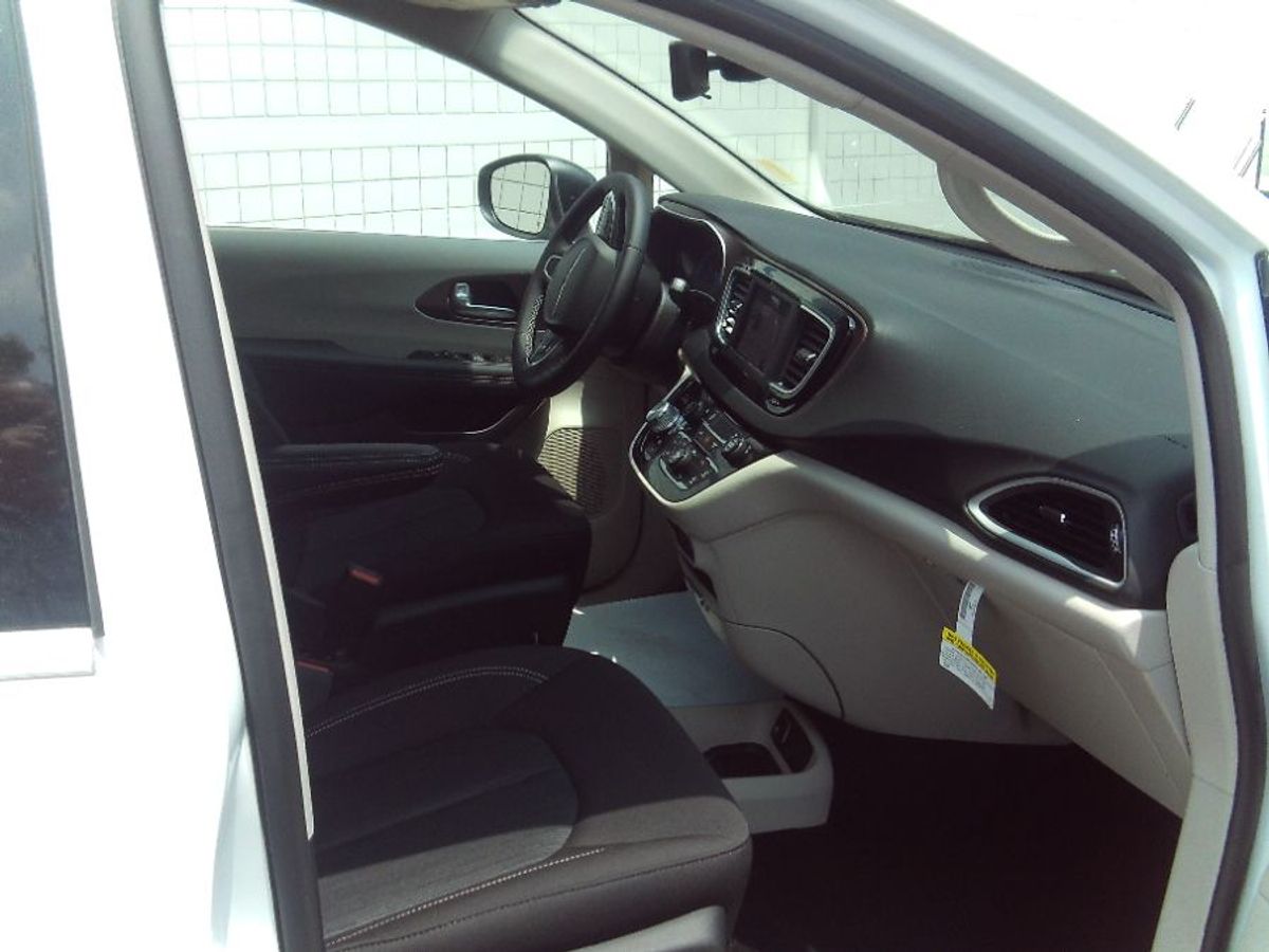 2024 CHRYSLER VOYAGER - Image 7