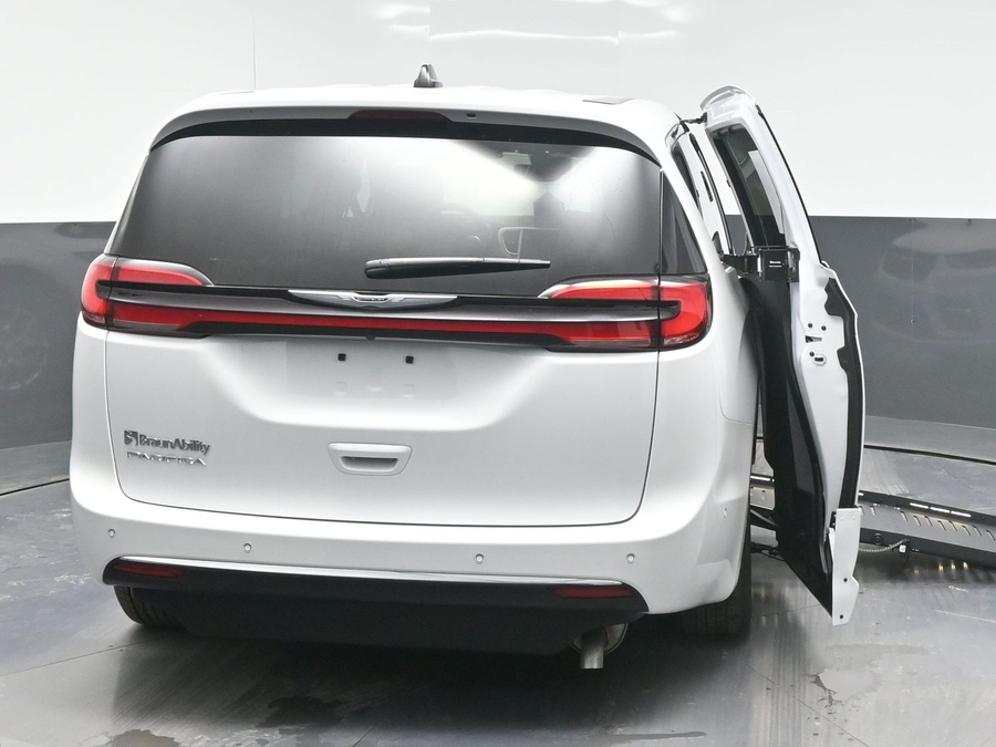 White Chrysler Pacifica image number 5