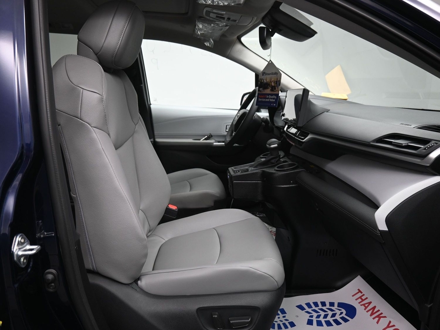 New 2026 Toyota Sienna Hybrid XLE Base - BraunAbility Side Entry Entry Fold Out Automatic Ramp