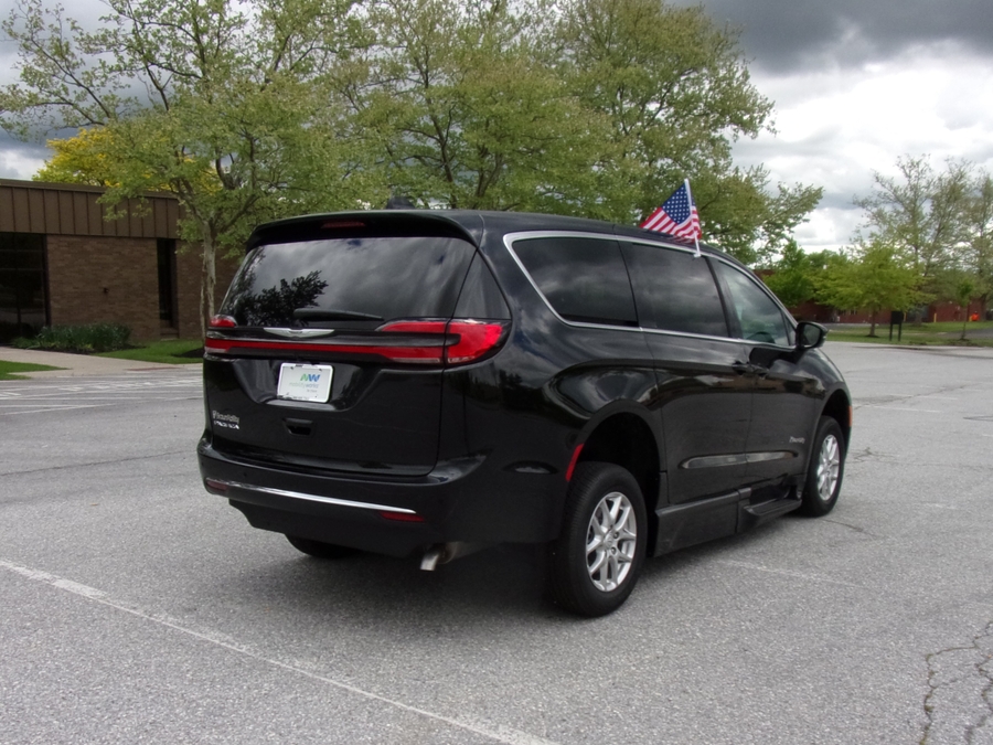 Black Chrysler Pacifica image number 6