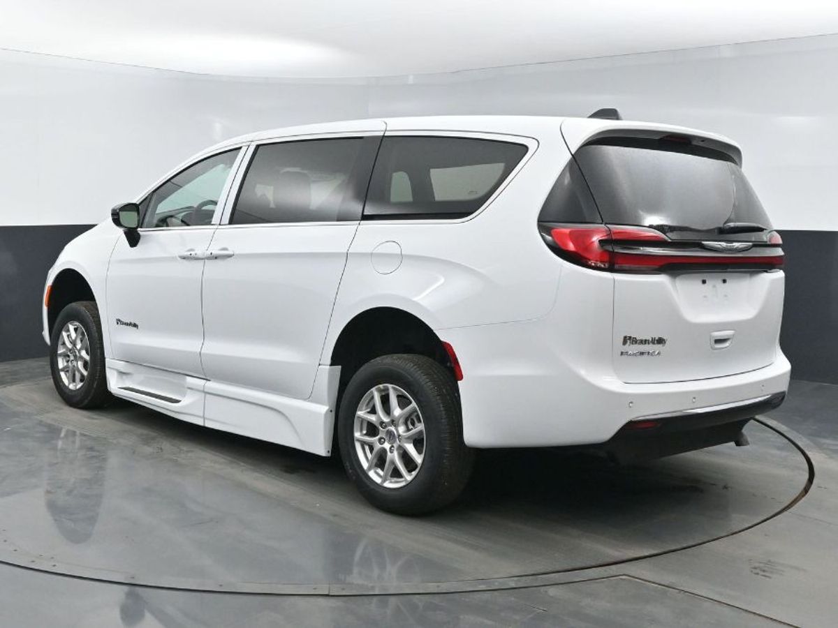 2024 Chrysler Pacifica Touring - Photo 23