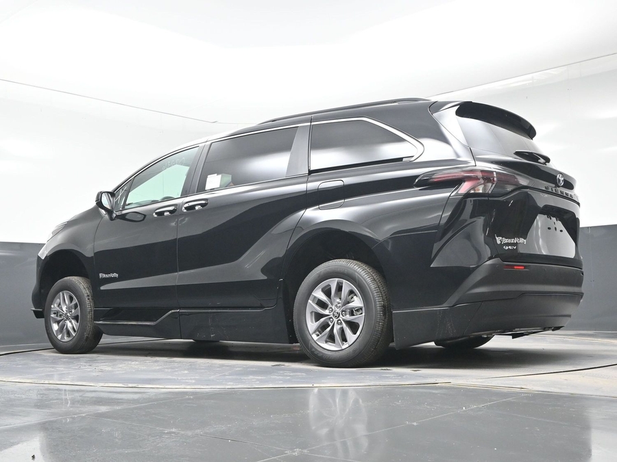 Black Toyota Sienna image number 20
