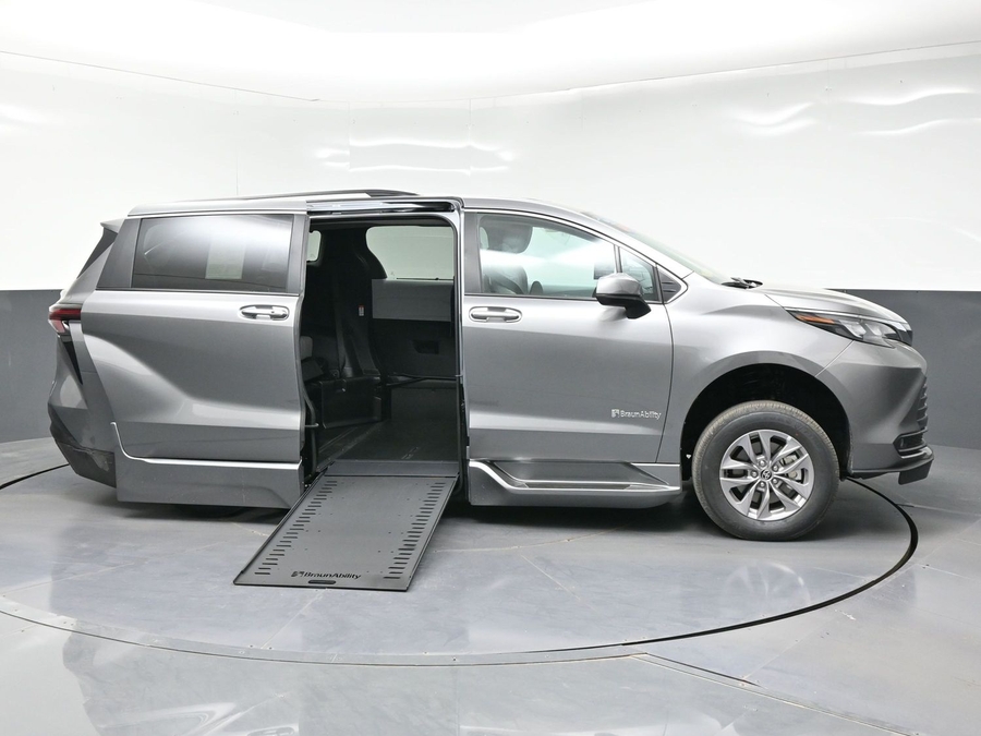 New 2026 Toyota Sienna Hybrid XLE Base - BraunAbility Side Entry In Floor Automatic Ramp