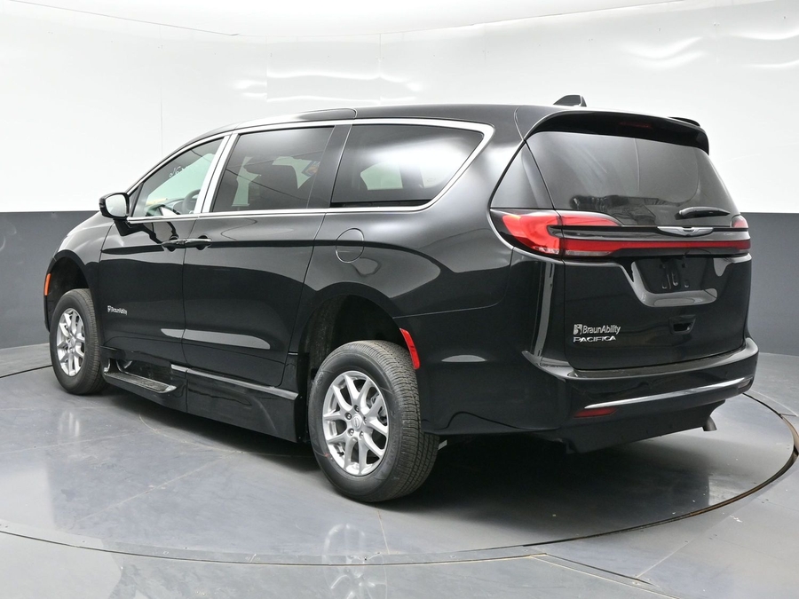 2026 Chrysler Pacifica Select's photo