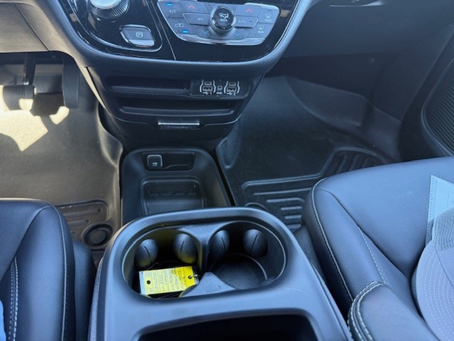 White Chrysler Voyager image number 19