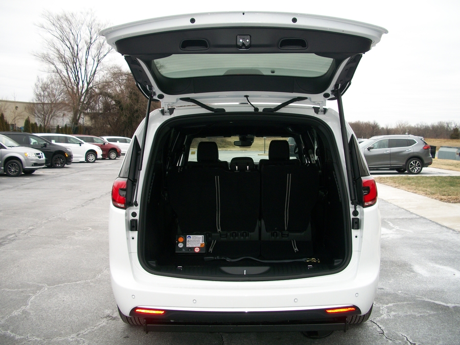White Chrysler Pacifica image number 1