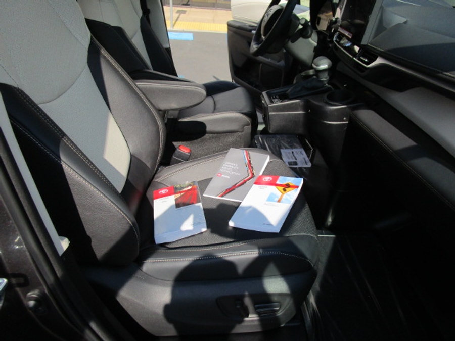 New 2025 Toyota Sienna Hybrid Platinum - BraunAbility Side Entry Entry Fold Out Automatic Ramp