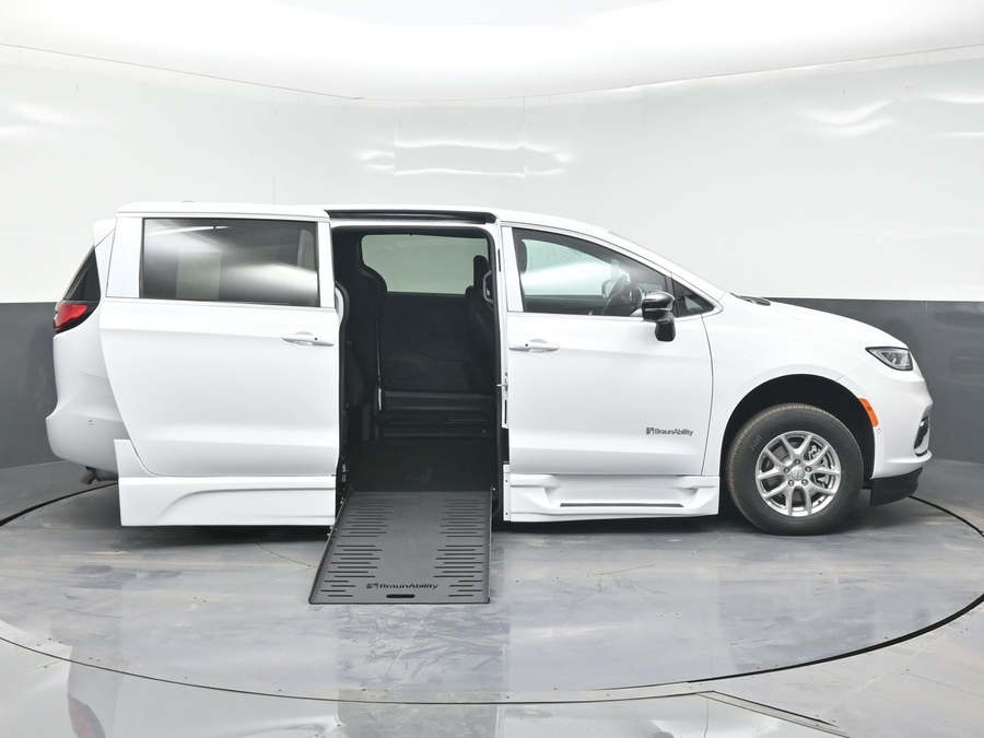 New 2025 Chrysler Pacifica Select Safety - BraunAbility Side Entry Entry Fold Out Automatic Ramp