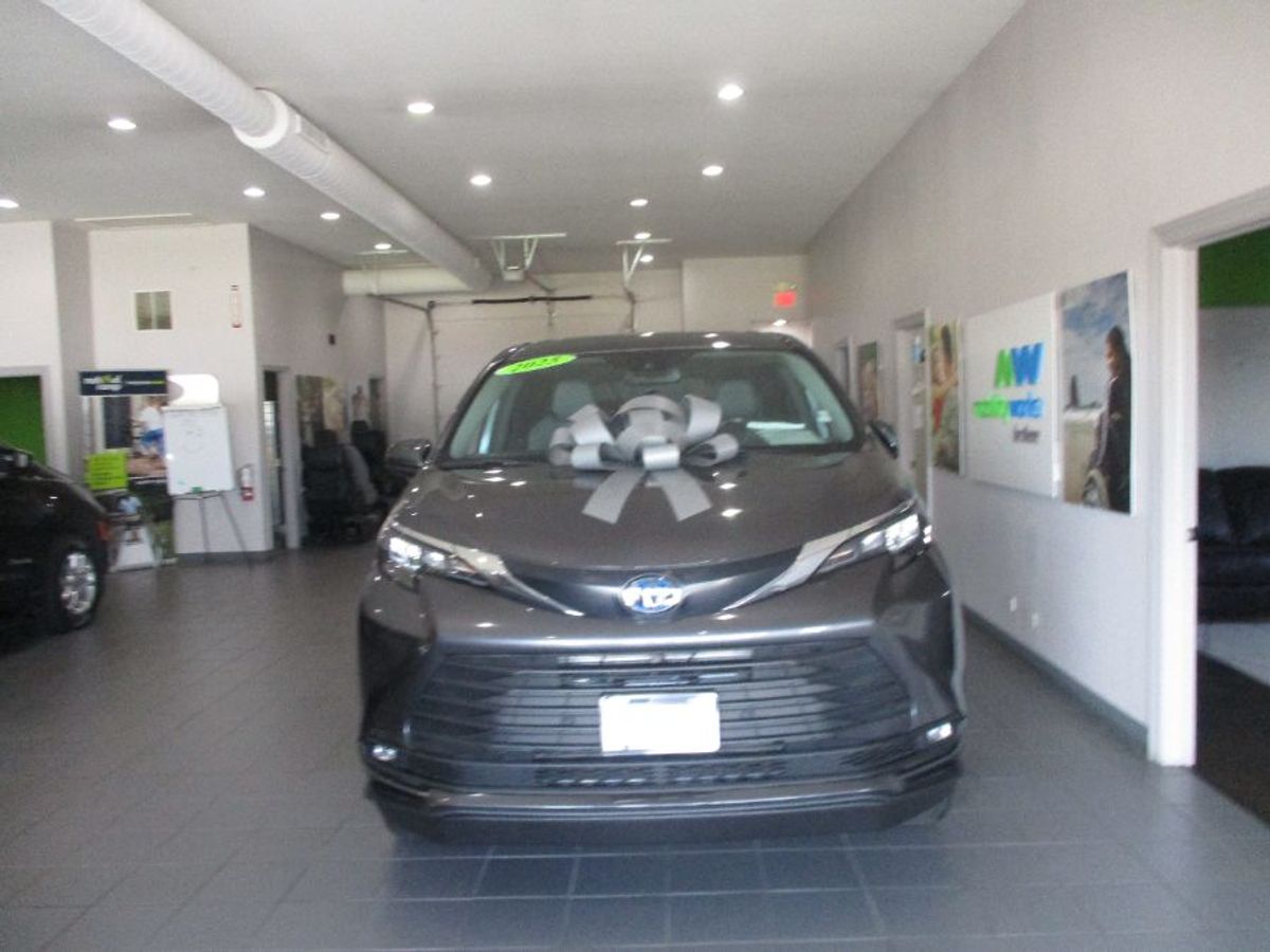 Grey Toyota Sienna image number 1