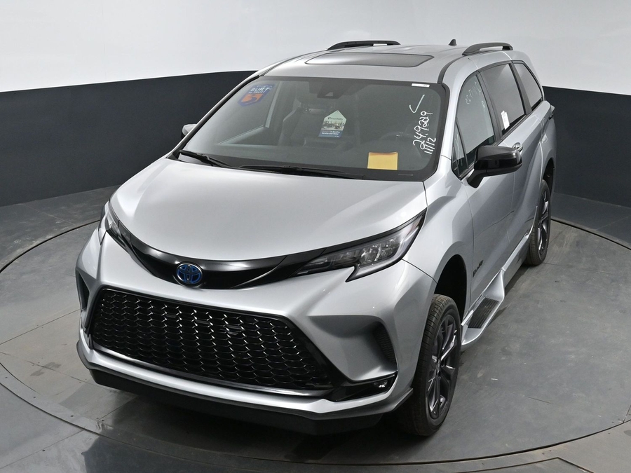 New 2025 Toyota Sienna Hybrid XSE - BraunAbility Side Entry Entry Fold Out Automatic Ramp
