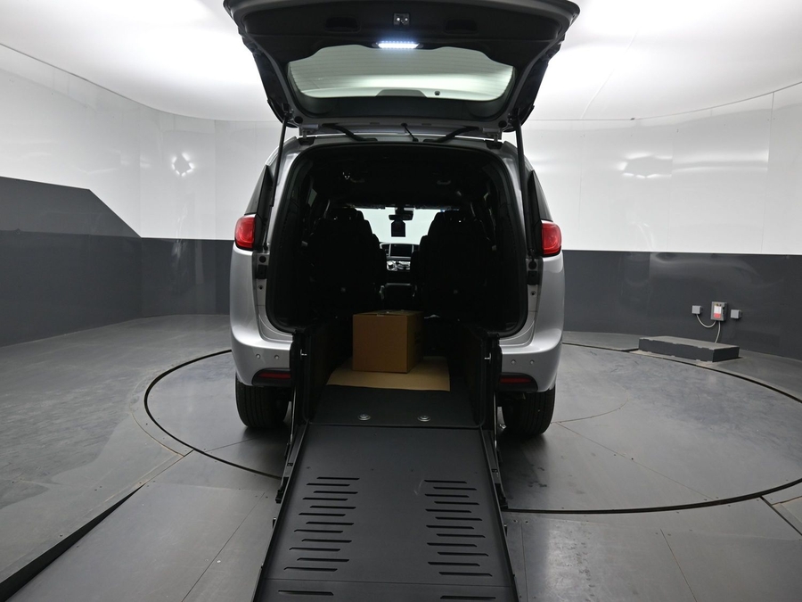 Silver Chrysler Voyager image number 9