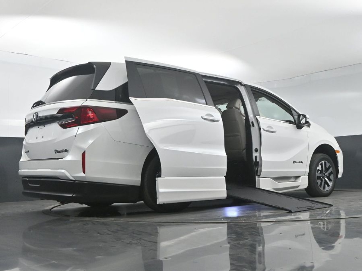 White Honda Odyssey image number 20