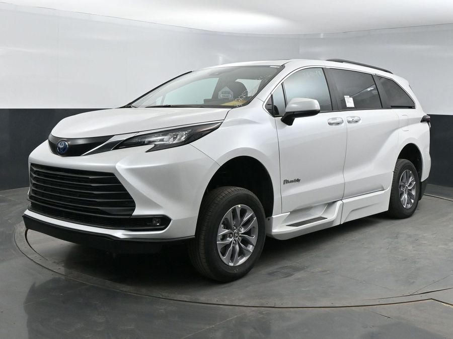New 2025 Toyota Sienna Hybrid XLE Plus - BraunAbility Side Entry Entry In Floor Automatic Ramp