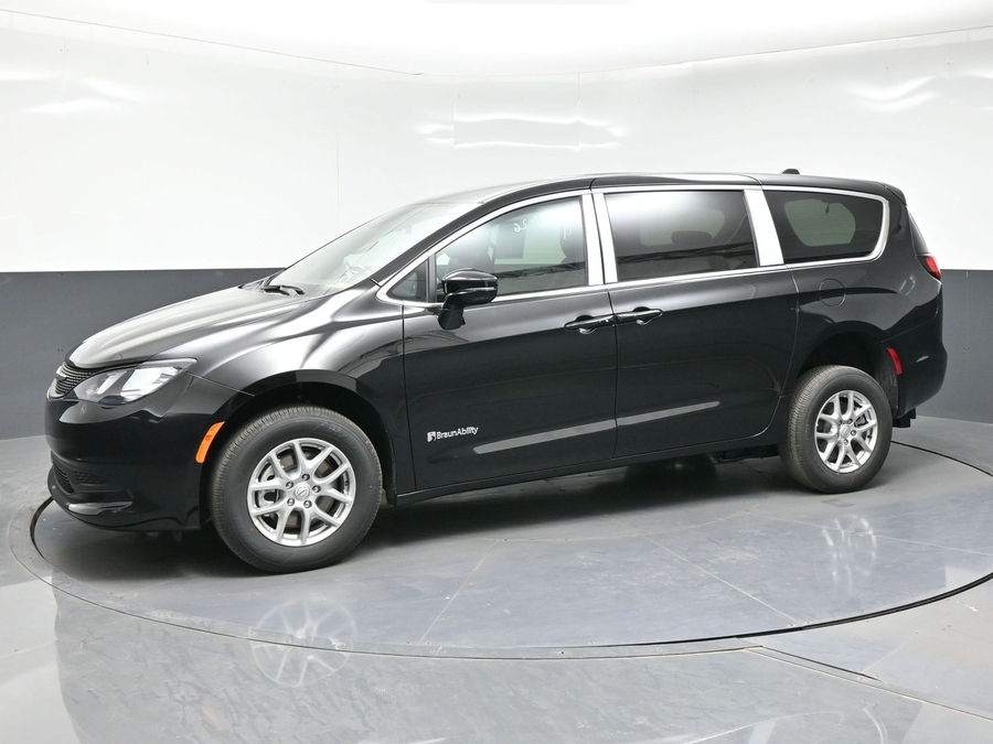 Black Chrysler Voyager image number 2