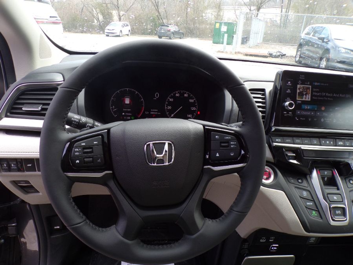 Grey Honda Odyssey image number 14