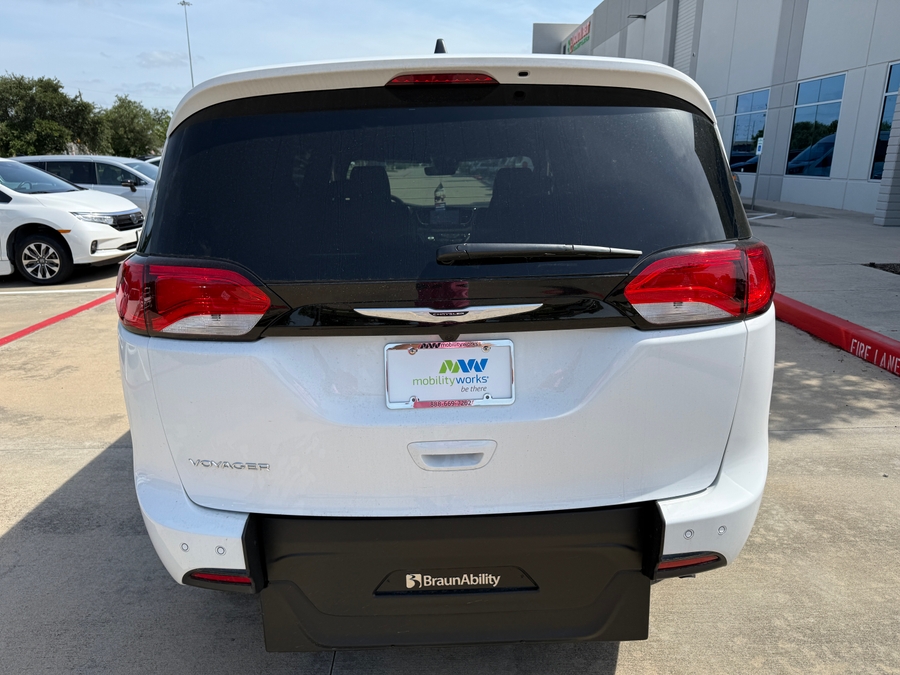 White Chrysler Voyager image number 3