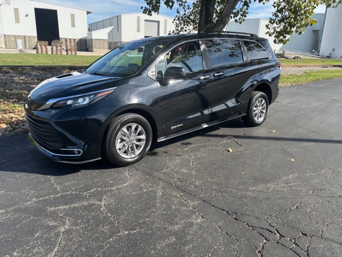 Black Toyota Sienna image number 1