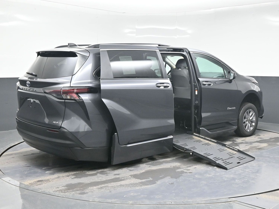 New 2025 Toyota Sienna Hybrid XLE Plus - BraunAbility Side Entry Entry Fold Out Automatic Ramp