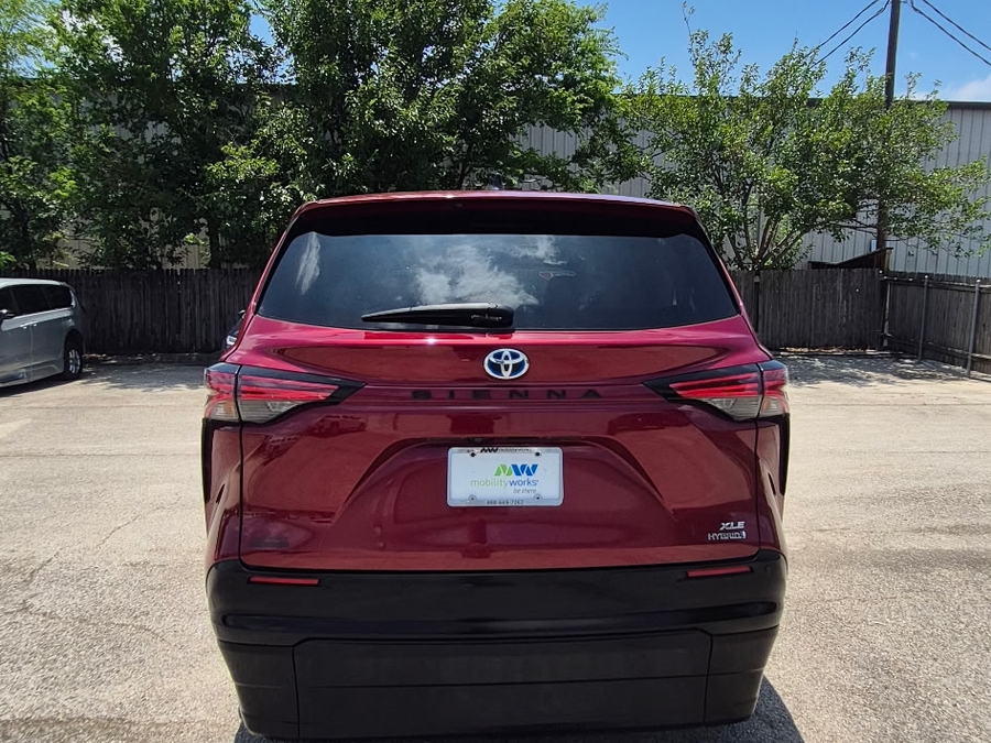 Red Toyota Sienna image number 3