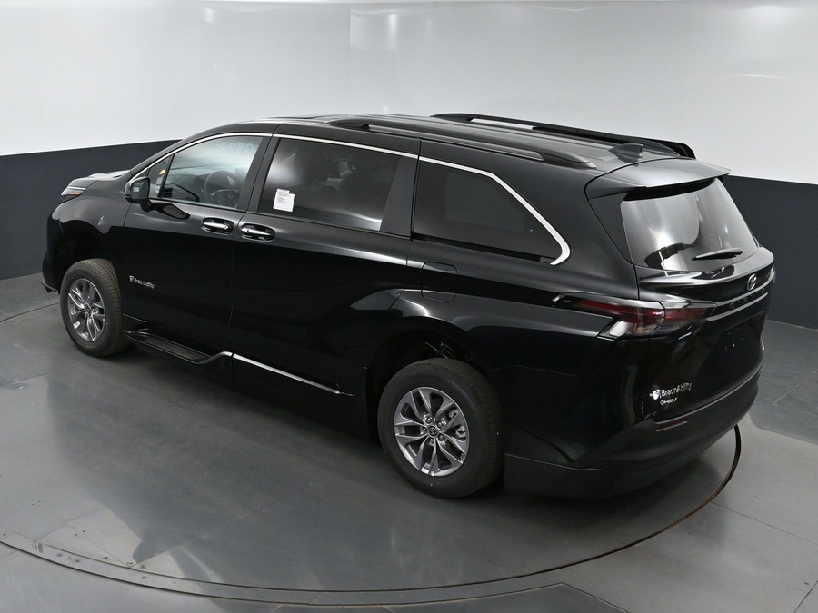 New 2025 Toyota Sienna Hybrid XLE Plus - BraunAbility Side Entry Entry Fold Out Automatic Ramp