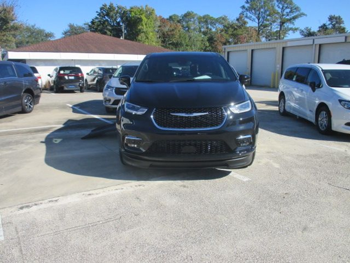 Black Chrysler Pacifica image number 1