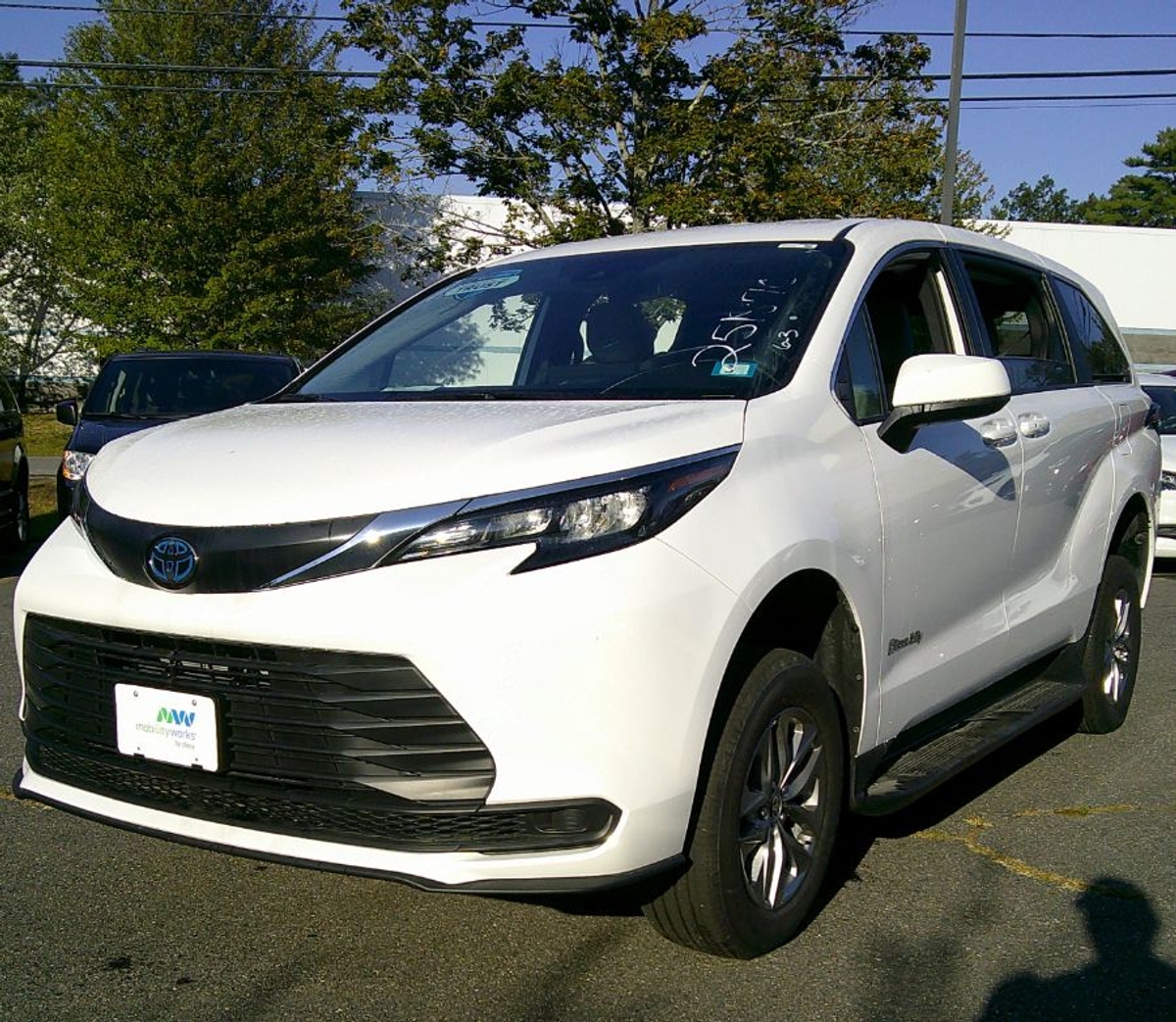 White Toyota Sienna image number 5