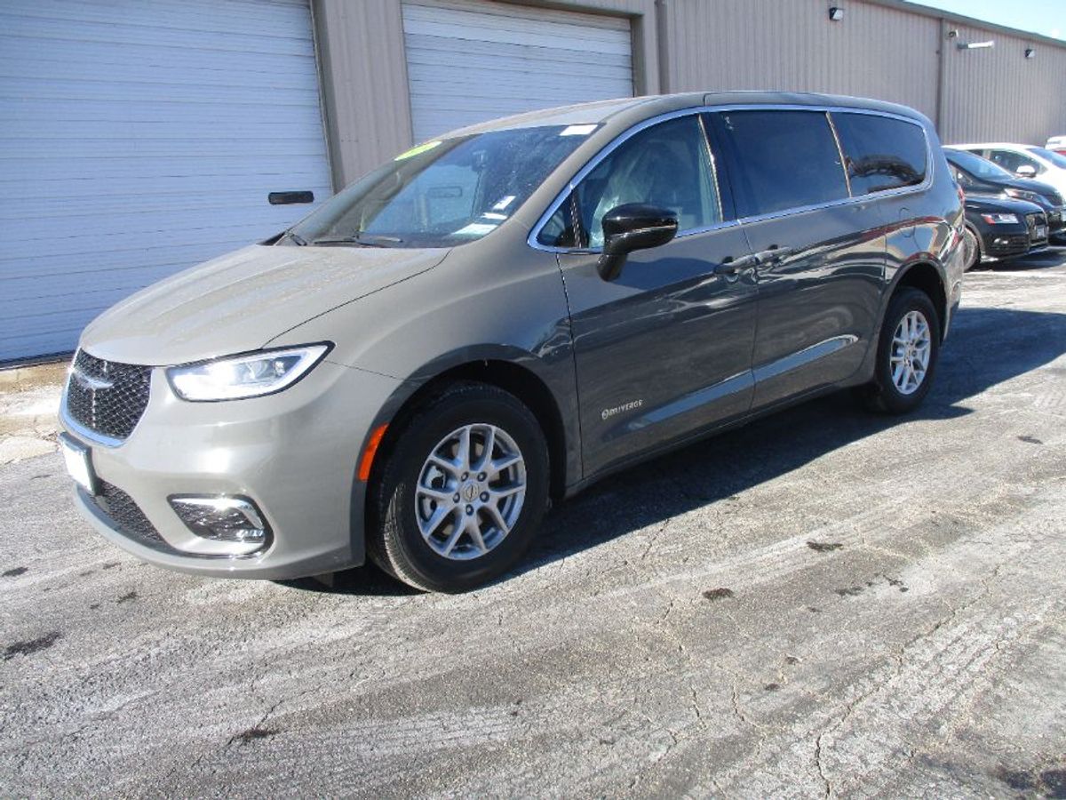Chrysler Pacifica gris imagen numero 1