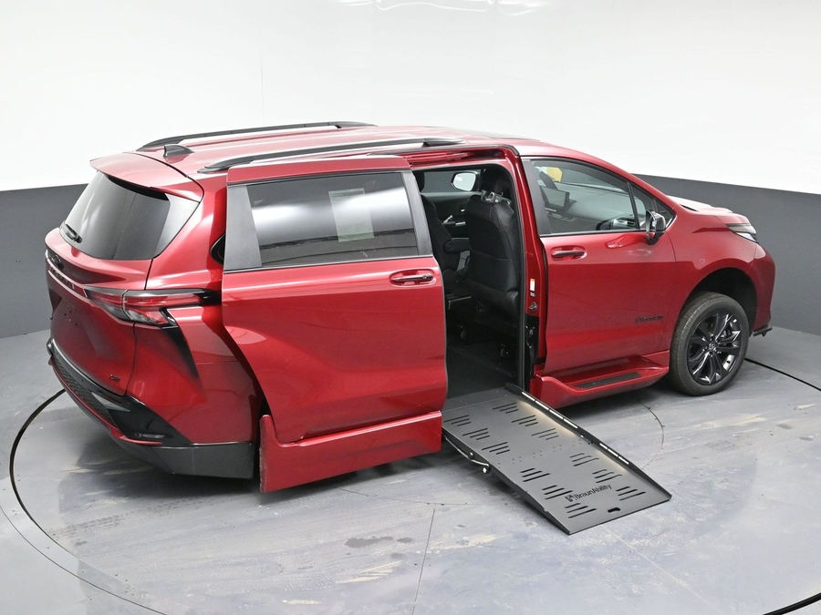 New 2025 Toyota Sienna Hybrid XSE Sport - BraunAbility Side Entry Entry Fold Out Automatic Ramp