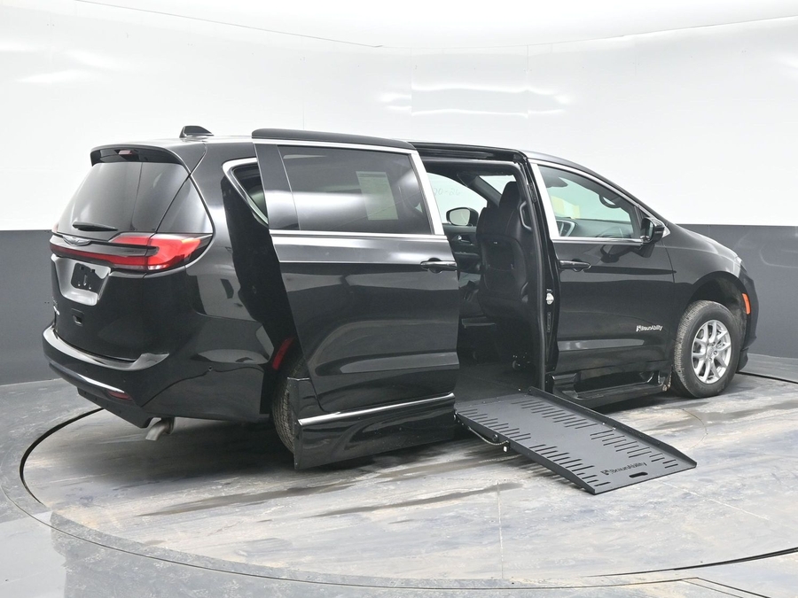 Black Chrysler Pacifica image number 4