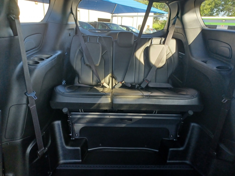 Black Chrysler Pacifica image number 18