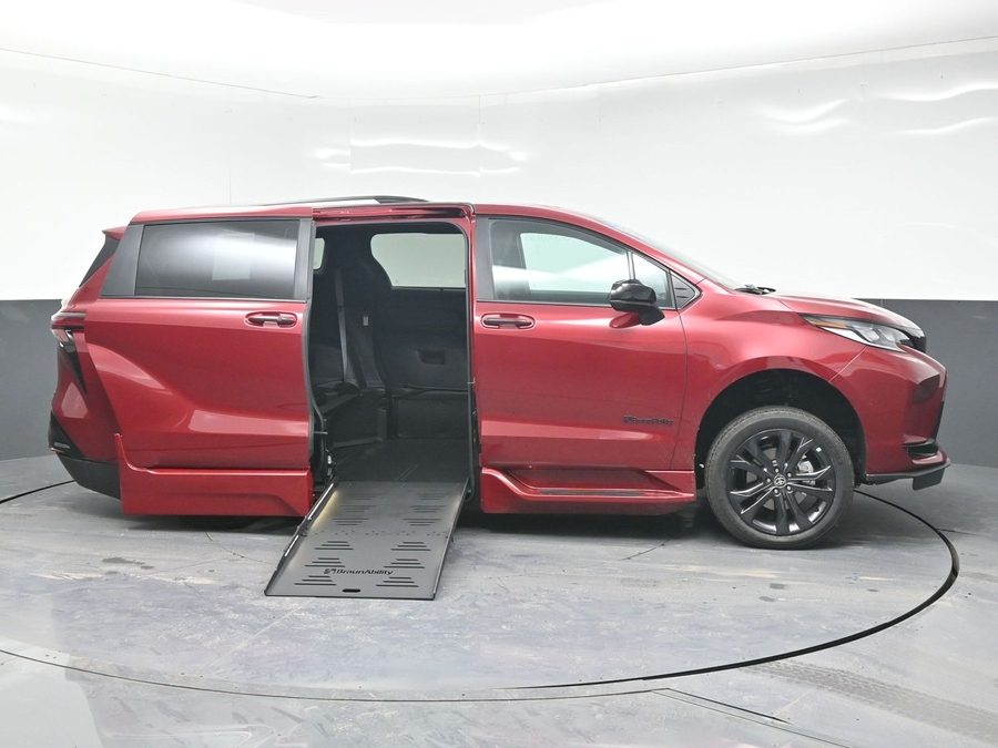 New 2025 Toyota Sienna Hybrid XSE Sport - BraunAbility Side Entry Entry Fold Out Automatic Ramp