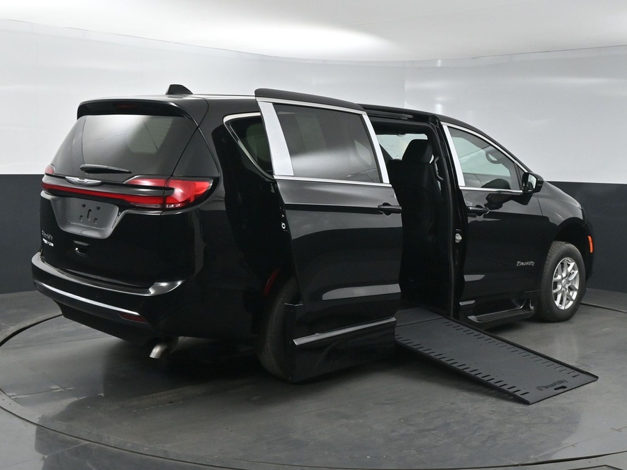 New 2025 Chrysler Pacifica Select Safety - BraunAbility Side Entry Entry In Floor Automatic Ramp