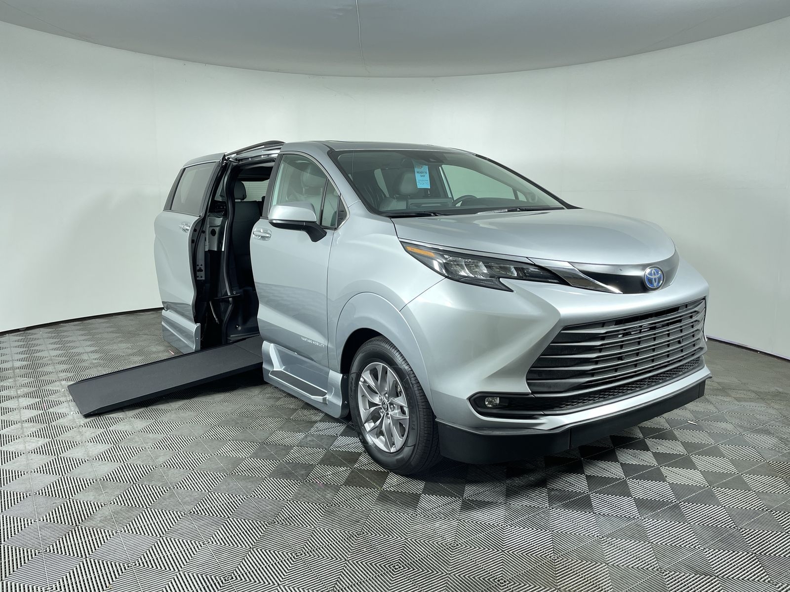 2025 Toyota Sienna FWD XLE Plus