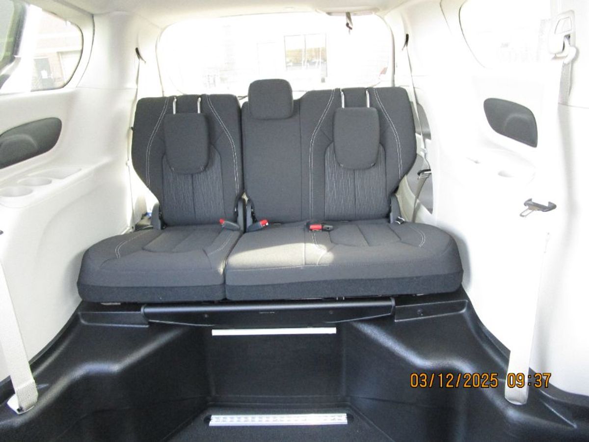 White Chrysler Voyager image number 2