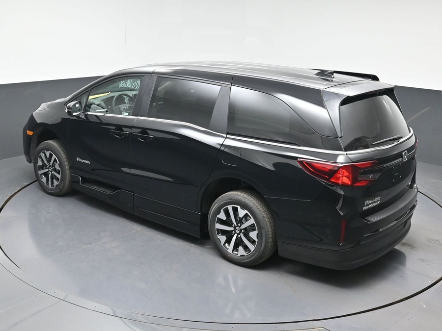 Black Honda Odyssey image number 16