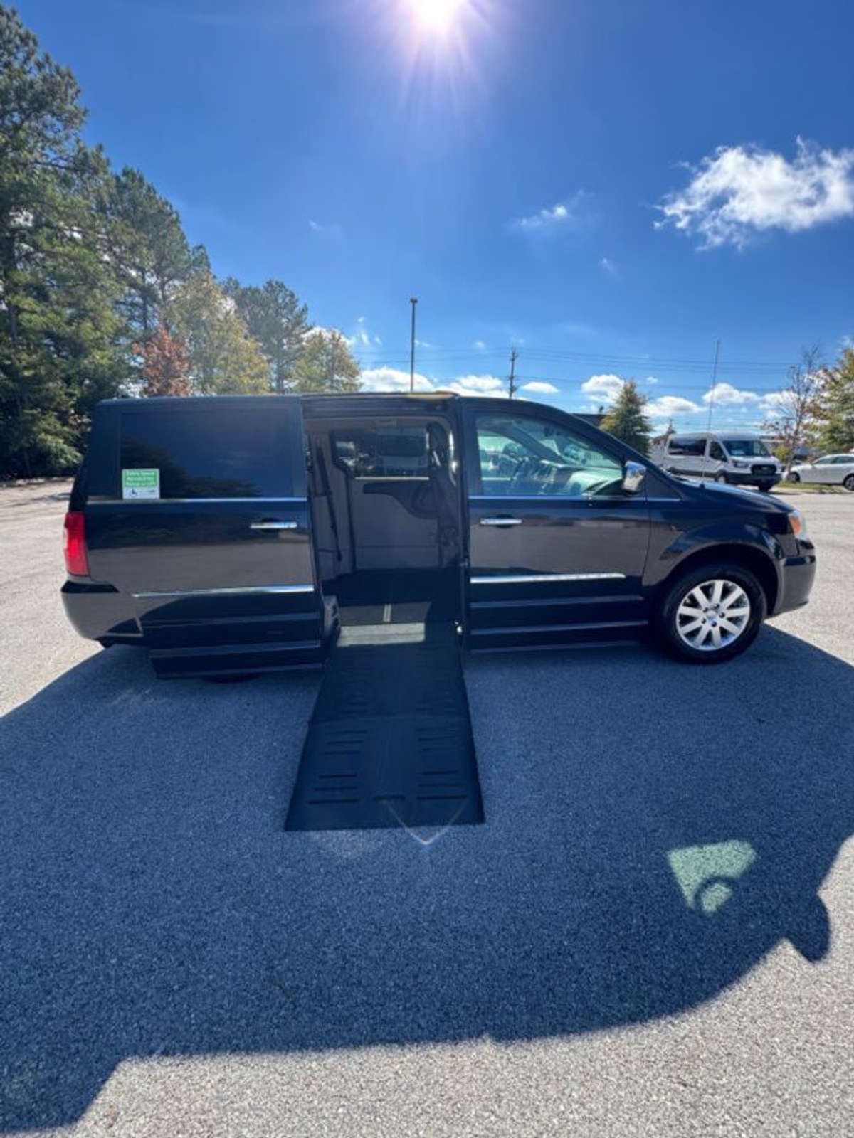 2012 CHRYSLER TOWN AND COUNTRY - Image 4