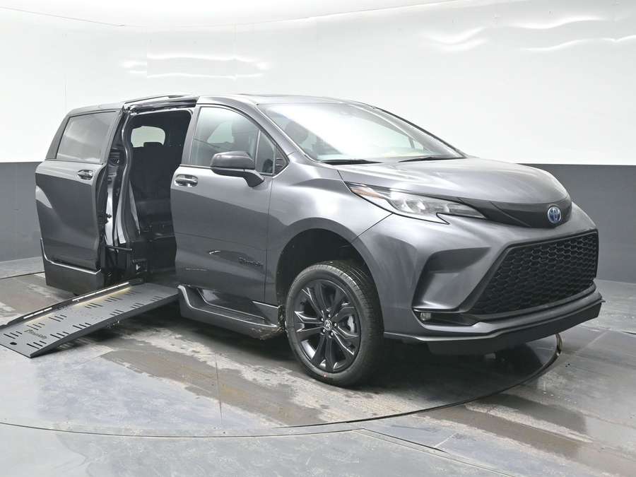 New 2025 Toyota Sienna Hybrid XSE Sport - BraunAbility Side Entry Entry Fold Out Automatic Ramp