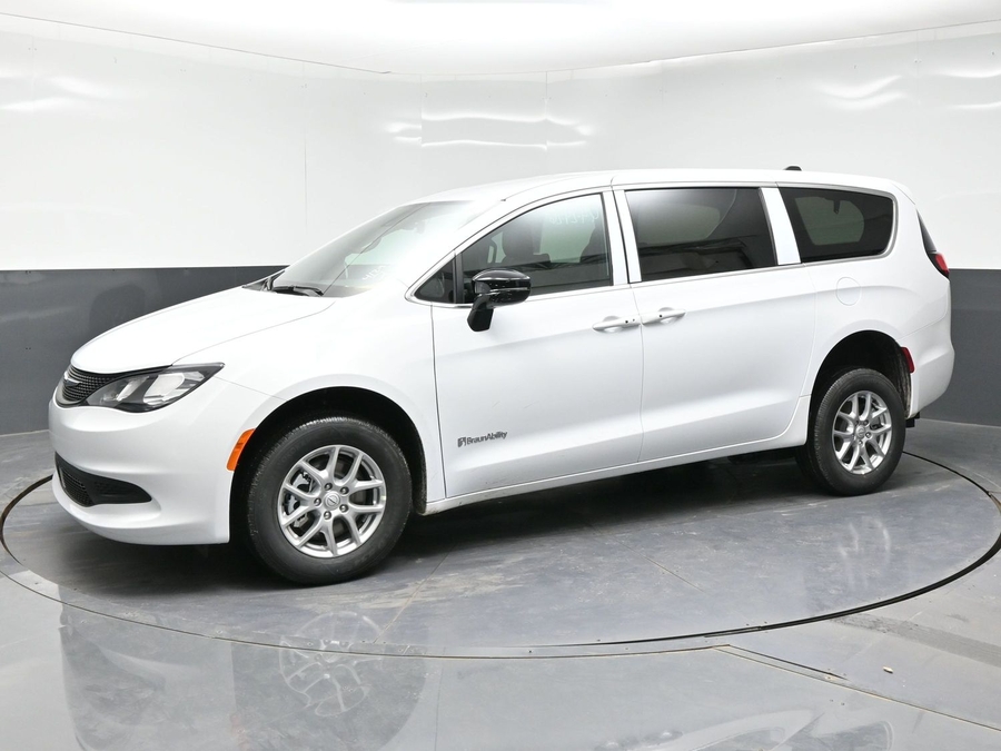 White Chrysler Voyager image number 6