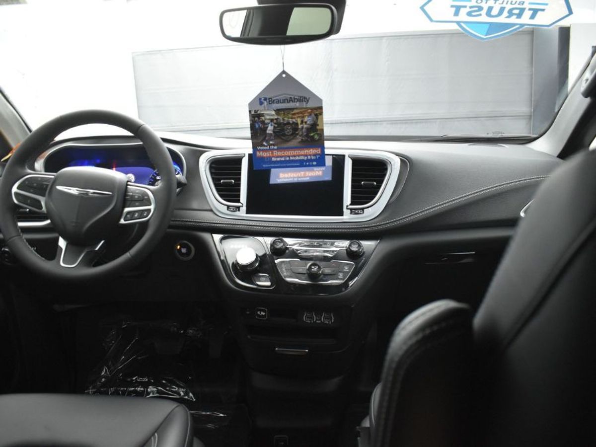 2025 CHRYSLER PACIFICA - Image 6